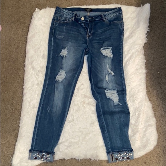 bebe Pants - Bebe Capri jeans. Jewels and torn leg. Size. 30